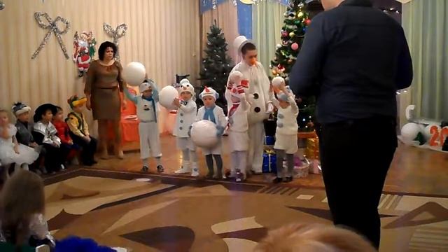 Краснодонские снеговички, д/c "Веснушка", новогодний утренник 28.12.17 смотреть онлайн