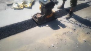 Укладка холодного асфальта (один из способов)