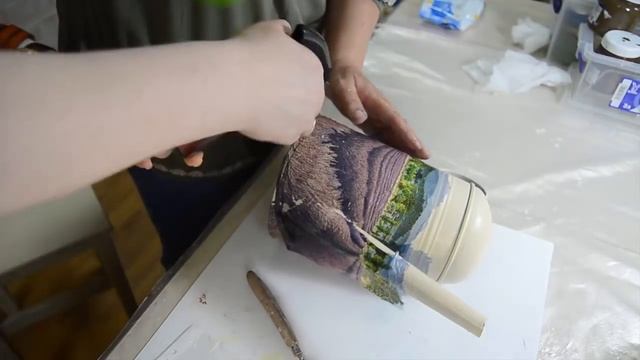 Декупаж. Лейка. Как наклеить всю салфетку на круглую поверхность. Дорисовка фона смотреть онлайн