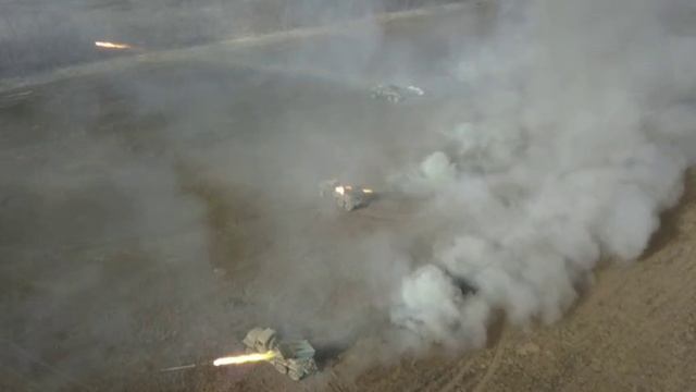 Работа РСЗО "Град" армии ДНР по позициям ВСУ в Марьинском укрепрайоне. Апрель 2022-го смотреть онлайн