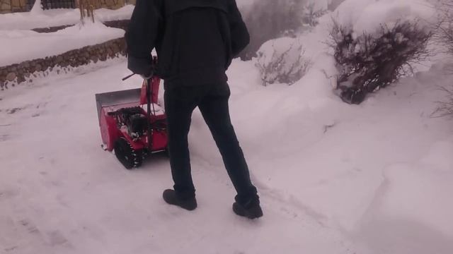 Гусеничный снегоуборщик Honda HSS 655 ET смотреть онлайн