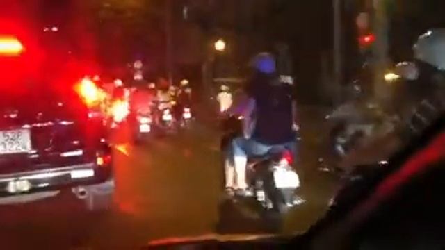 Мотоциклы и движение на улицах ХоШиМина смотреть онлайн