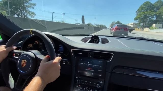 Acelerando Porsche 911 GT3 RS na estrada! (Escape esportivo Innotech) смотреть онлайн
