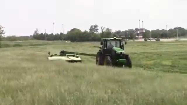 Трактор John deere на уборке трав. смотреть онлайн
