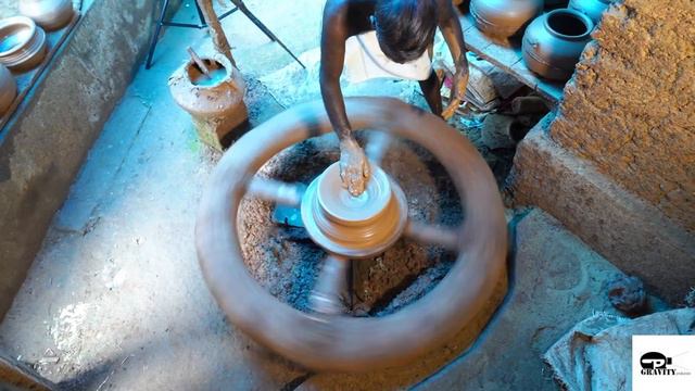 Traditional pot making using potters wheel in India (2019) смотреть онлайн