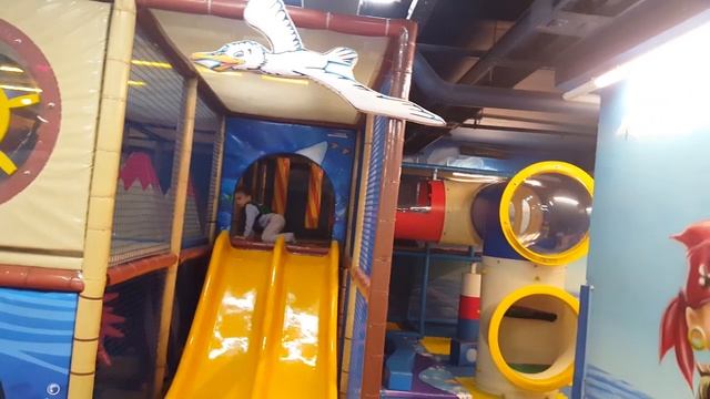 Дети развлекаются в Вегасе .Колесо обозрения,аттракционы,игровая площадка. смотреть онлайн