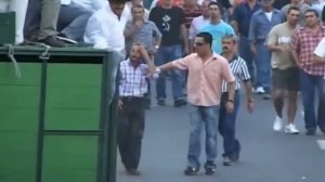 Смельчаки против разъяренных быков в Испании