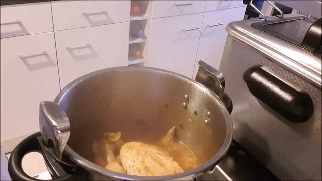 Poulet Rôti aux frites à la marocaine الدجاج امحمر بالبطاطس المقلية смотреть онлайн