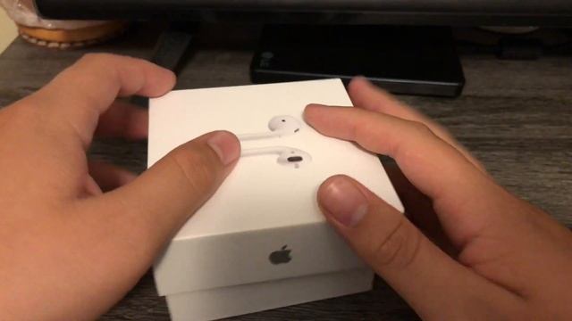Apple AirPods Wireless Charging Case Unboxing with Black Silicone Case смотреть онлайн