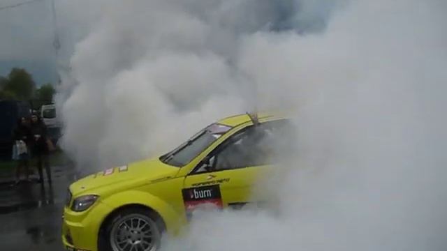 Mercedes AMG Жжёт резину #ДрифтПинск смотреть онлайн