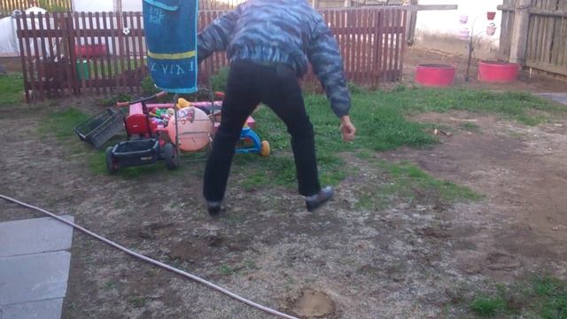 Пьяный чувак танцует брейк данс смотреть онлайн