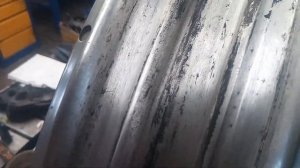Регулировка спиц на колесах мотоцикла BMW.