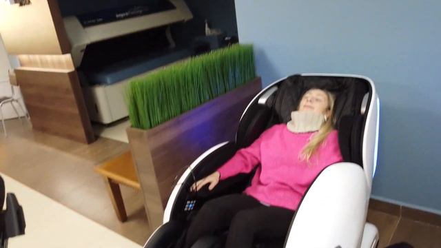Марина кайфует в массажном кресле смотреть онлайн