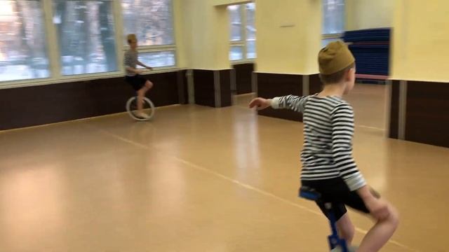 Моноциклы, номер: "Эх путь дорожка фронтовая" смотреть онлайн