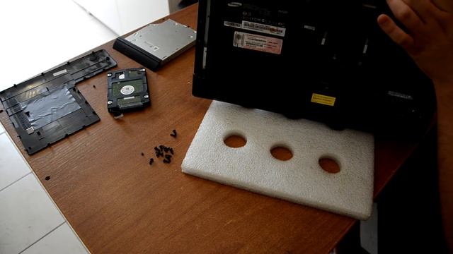 Как разобрать и собрать ноутбук SAMSUNG RV520 часть 1 смотреть онлайн