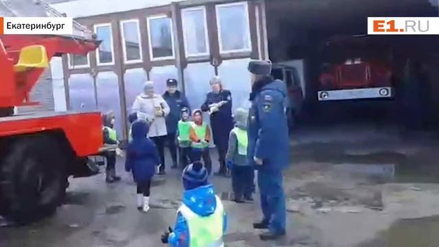 Свердловские огнеборцы учили детей безопасности в день рождения пожарной лестницы смотреть онлайн