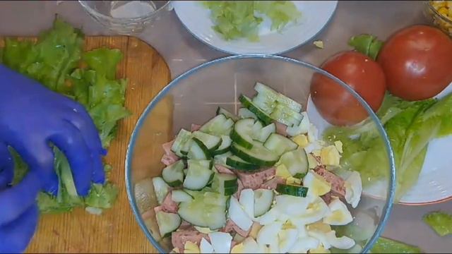 Лёгкий и быстрый салат🥗 из продуктов которые всегда есть дома 🏘 смотреть онлайн