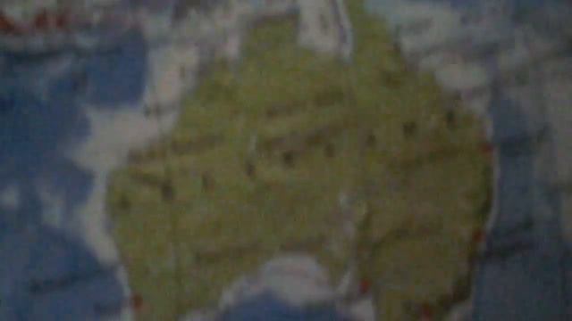 Малолетний идиот изучает политическую карту мира.