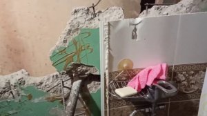 Особенности демонтажа сантехкабины, посмотри это видео, прежде чем начинать ломать стены.