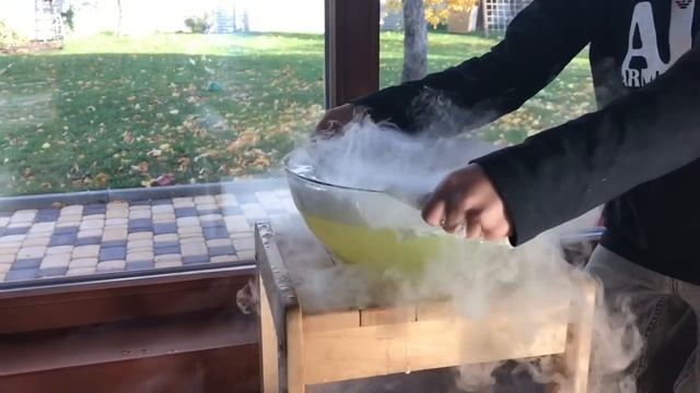СУХОЙ ЛЁД ! Красивые эксперименты с сухим льдом смотреть онлайн