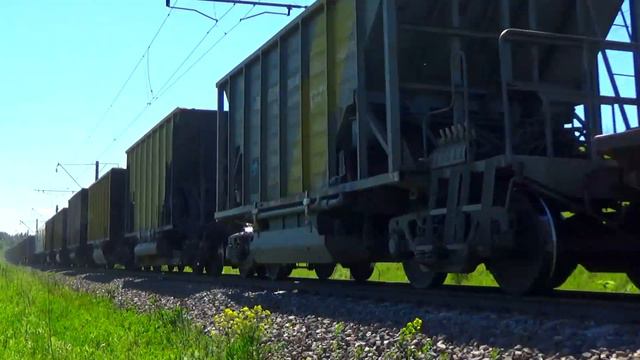 "Далеко занесло Уфимца!" Электровоз ВЛ10У-435 с хоппер-дозаторной вертушкой смотреть онлайн