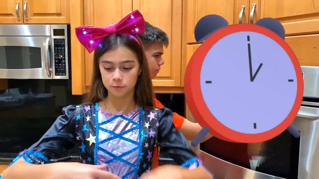 Настя наряжается и просит конфеты на Хэллоуин смотреть онлайн