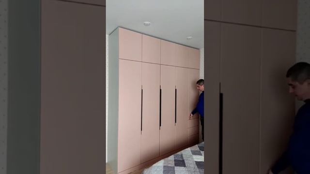 Шкаф в розовом цвете пленка мдф. Также везде установлены доводчики.