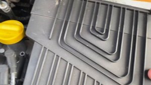 Замена воздушного фильтра на автомобиле Рено Сандеро 1,6 8 кл  2014г