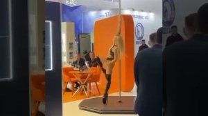 Стриптиз!

Стриптиз прямо на Национальном металлообрабатывающем форуме!