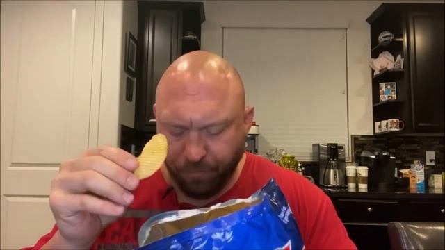 Мужик 10 часов ест чипсы и смотрит в камеру смотреть онлайн