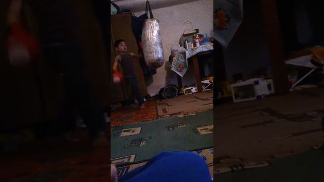Маленький 5 летней узбек тхэквандист, работает руками как может. смотреть онлайн