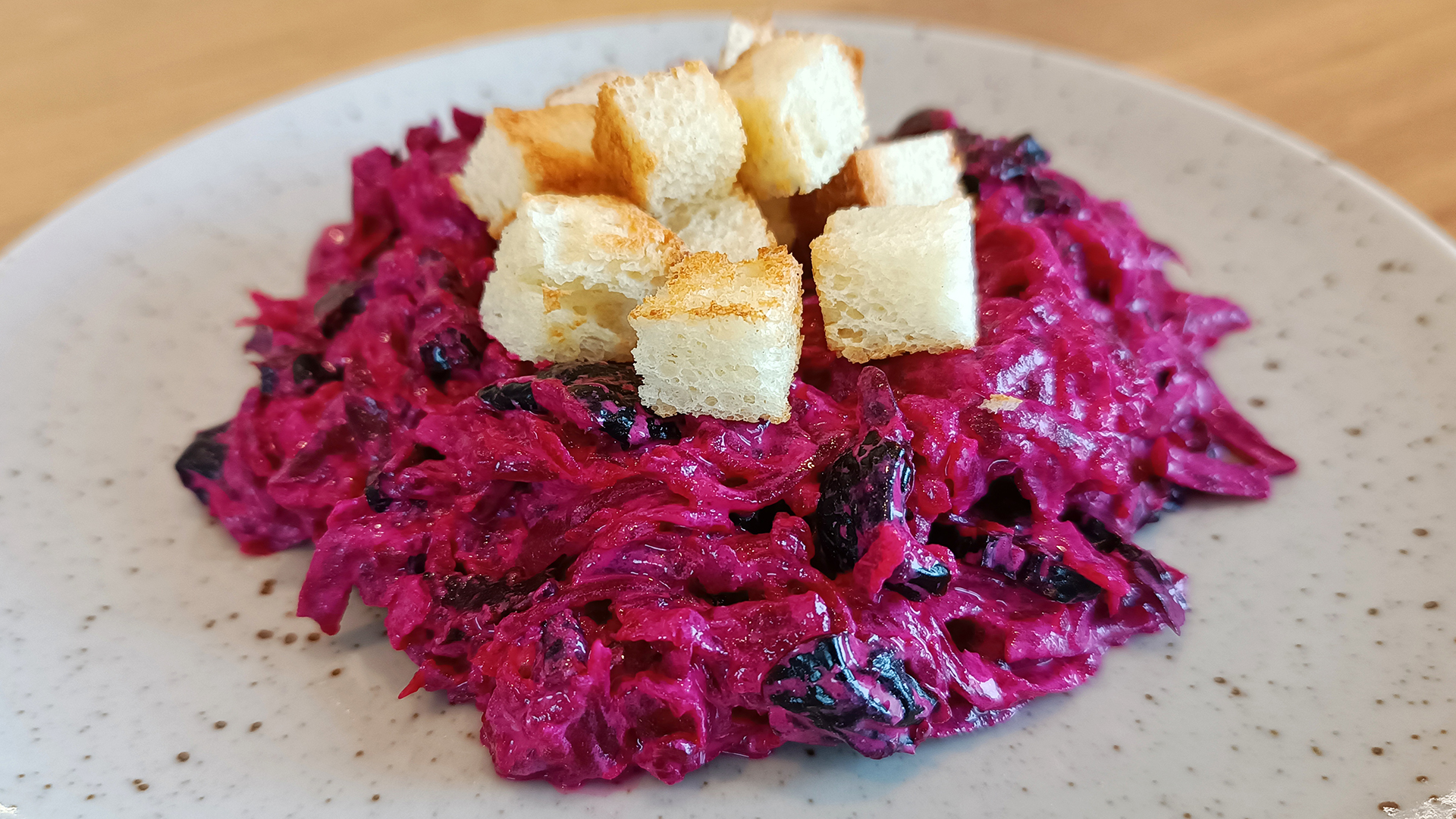 САЛАТ СВЕКОЛЬНЫЙ с черносливом и сухарями смотреть онлайн