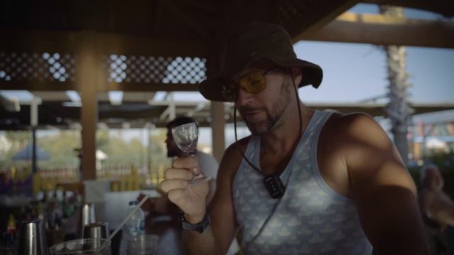 Что будет, если провести целый день в пляжном баре в Турции? смотреть онлайн