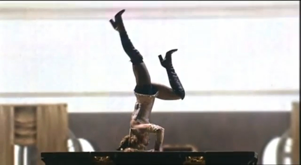 Madonna - Vogue (Re-Invention Tour) смотреть онлайн