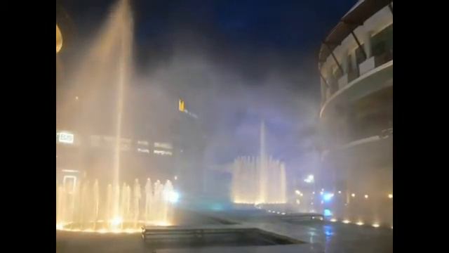 Красочные фонтаны в ночном шоу на Пхукете. смотреть онлайн