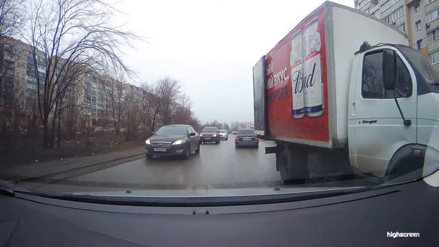 Газель М039ТС64 разгружается стоя на встречке перегородив проезд. смотреть онлайн