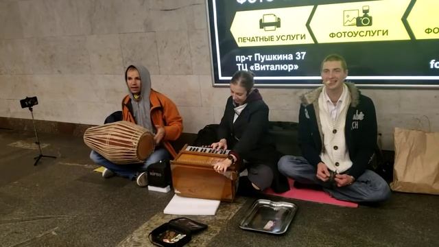 Уличные музыканты Минска #4 Street performance. "Харе Кришна" смотреть онлайн