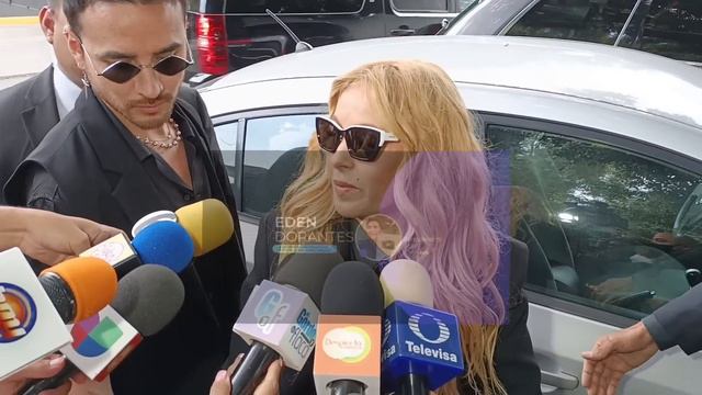 Paulina Rubio da unas palabras a la prensa y asiste a misa para recordar a su mamá Susana Dosamante смотреть онлайн