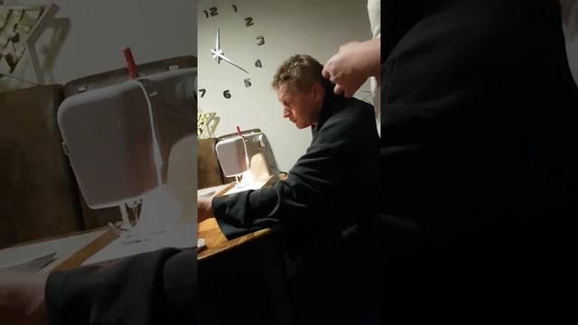 ВОТ ТАК ШЬЮТ МУЖЧИНЫ НА МАШИНКЕ смотреть онлайн