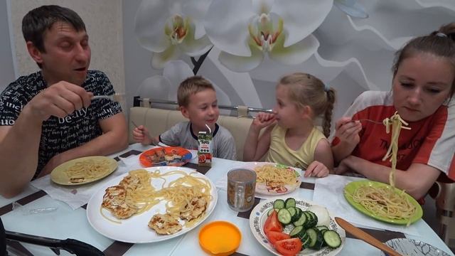 МУКБАНГ КУРИНЫЕ КОТЛЕТЫ ПТИЧЬЕ МОЛОКО СО СПАГЕТТИ ДОМАШНИЙ УЖИН | MUKBANG CHICKEN CUTLETS смотреть онлайн