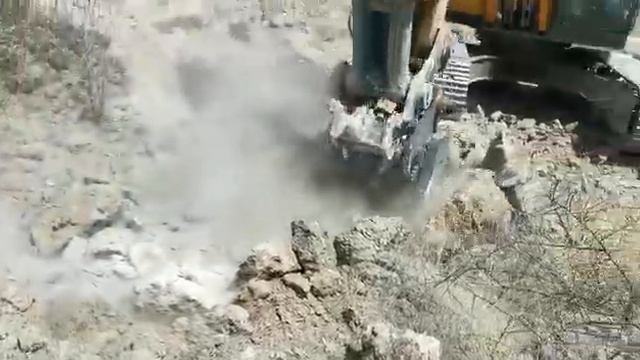 Excavator Ripping Rock Multi Ripper in Open Area смотреть онлайн