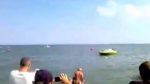 Парень в стрингах катается на водных лыжах, Затока