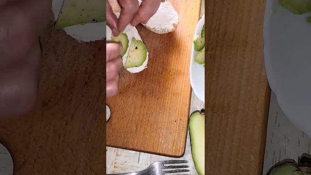 Рецепт Брускетты с Авокадо и Тунцом с Сливочным сыром смотреть онлайн