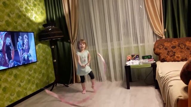 Танец с лентой смотреть онлайн