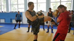 Хай кик и мидл кик в ММА. Тренировка удара ногой сбоку. Отработка в парах. Варианты нанесения удара