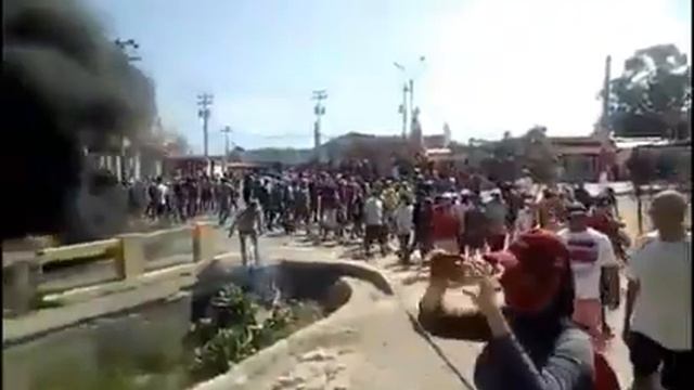 В Венесуэле голодные бунты и погромы после введения карантина Люди массово грабят магазины смотреть онлайн