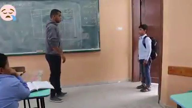 Мальчик живёт бедна, но его учетеля бьют его за опаздания смотреть онлайн