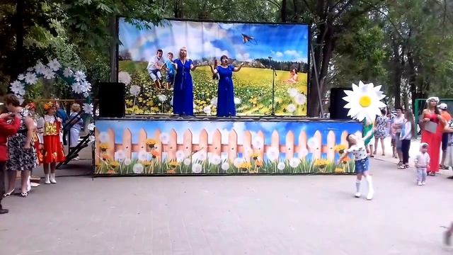 Дуэт "Родники" - "Ромашки цветы" и крутая подтанцовка! смотреть онлайн