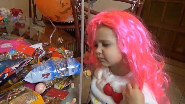 Мистер макс удалённое видео Хэллоуин на рынке требуем конфеты смотреть онлайн