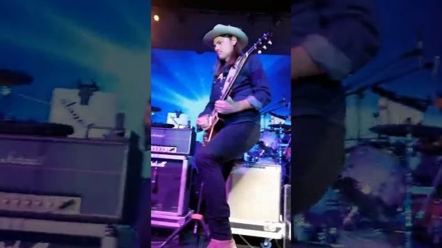 Allman Betts Band playing Blue Sky by the Allman Brothers Band смотреть онлайн